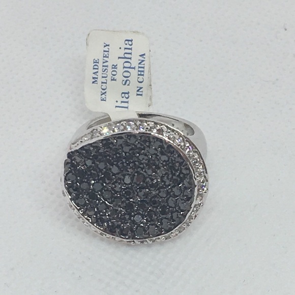 Showcase Ring - Picture 2 of 3